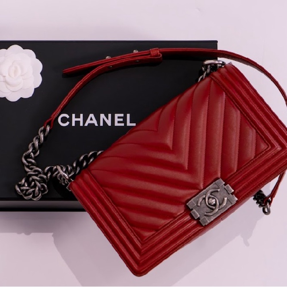 Chanel Boy Chevron Quilted Lambskin Leather Medium - Dark Red - Pre-loved